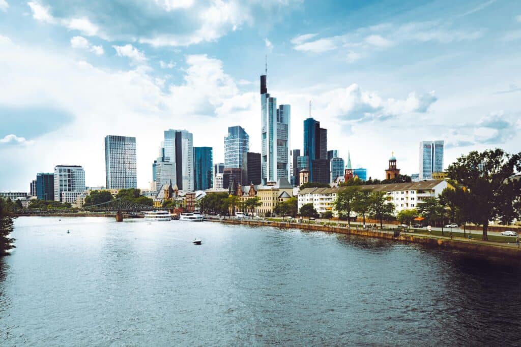 Blick über den Main auf die Frankfurter Skyline