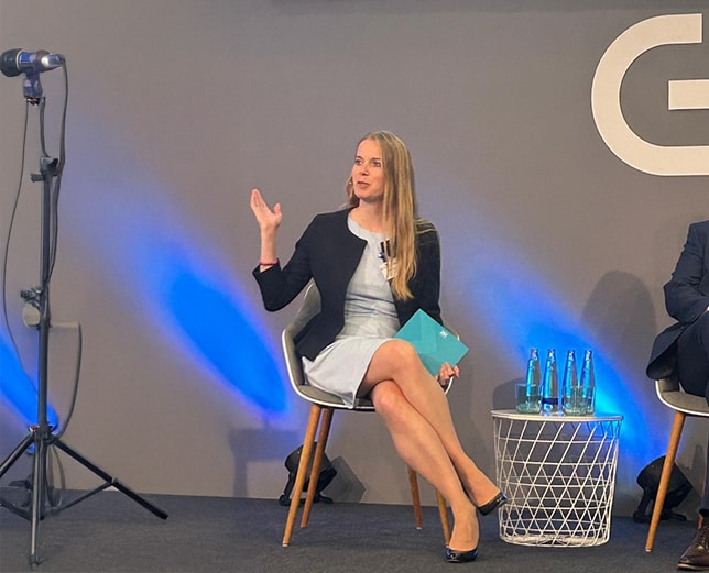 Rechtsanwältin Dr. Alma Franke von GSK Stockmann bei einer Paneldiskussion