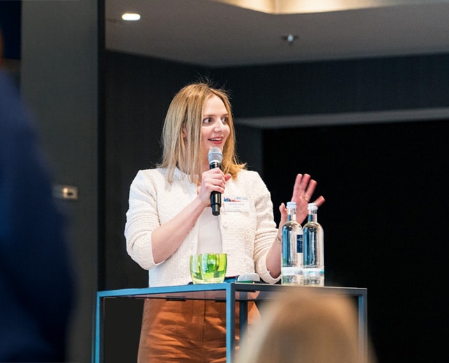 Rechtsanwältin Jasmin Lena Seiberlich von GSK Stockmann bei einem Vortrag