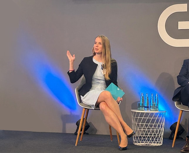 Rechtsanwältin Dr. Alma Franke von GSK Stockmann bei einer Paneldiskussion