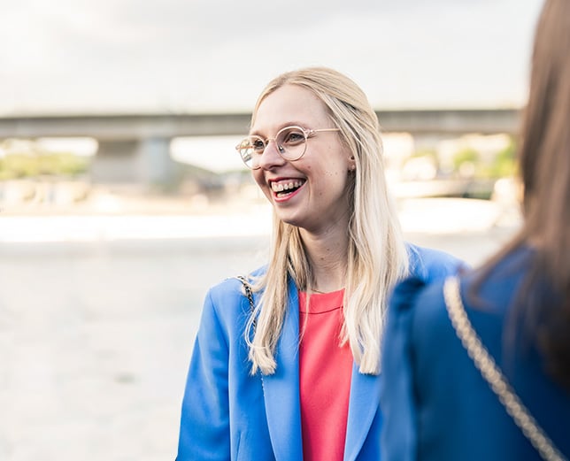 Rechtsanwältin Dr. Alma Franke von GSK Stockmann bei einer Paneldiskussion