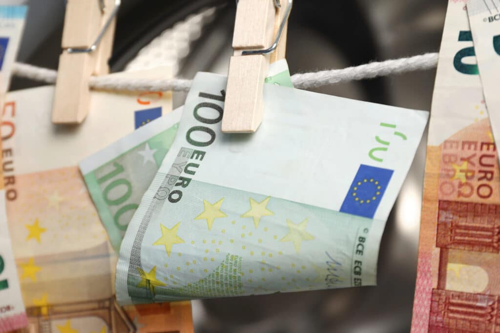 Euro-Geldscheine hängen mit Wäscheklammern an einer Wäscheleine
