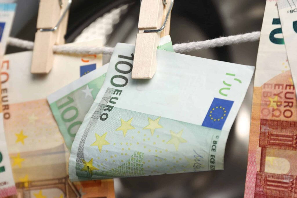 Euro-Geldscheine hängen mit Wäscheklammern an einer Wäscheleine