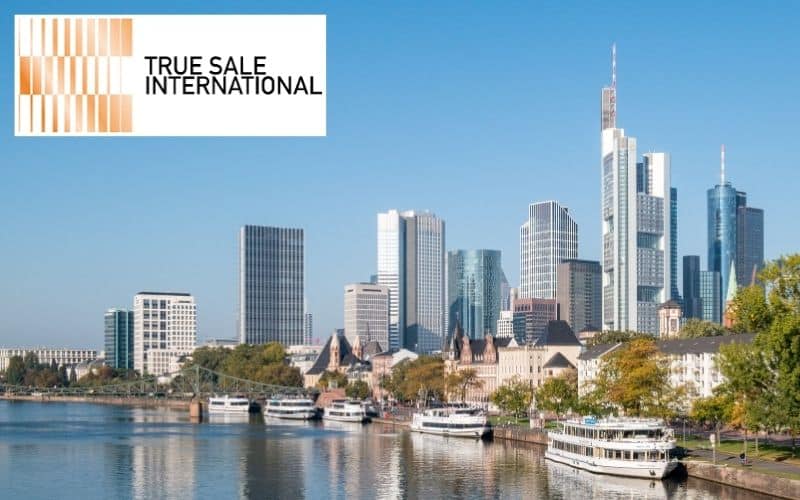 Skyline von Frankfurt am Main mit Mainufer, Ausflugsschiffen und Hochhäusern, Logo der True Sale International oben links
