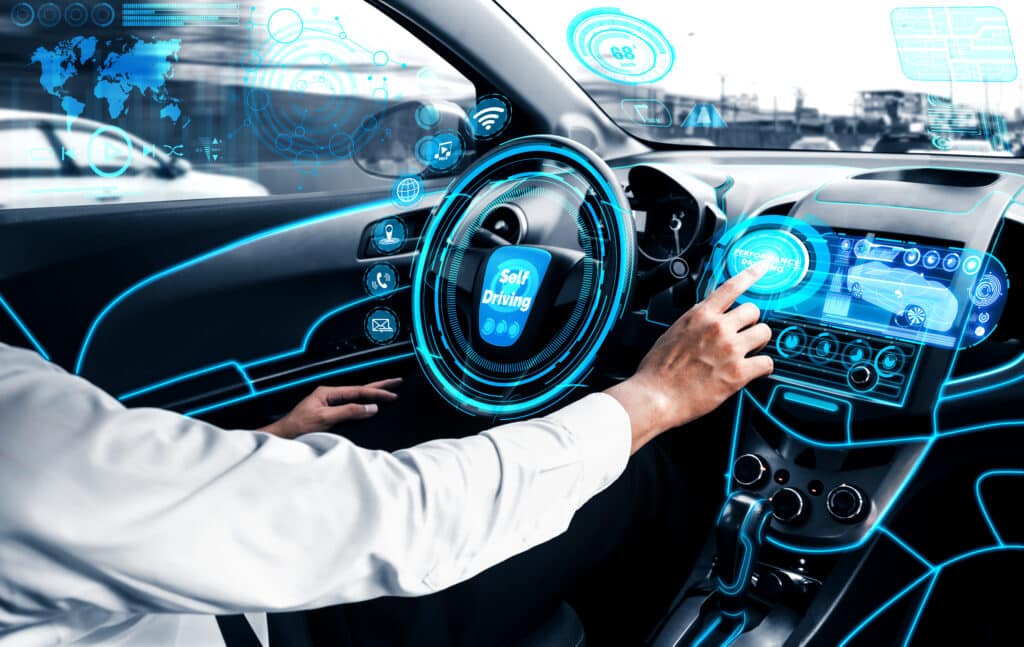 Fahrzeuginnenraum mit digitalem Cockpit, Touchscreen und grafischen Anzeigen für autonomes Fahren