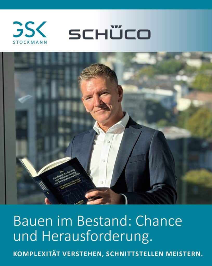 Mann in Anzug hält Fachbuch vor Stadtansicht durch Bürofenster