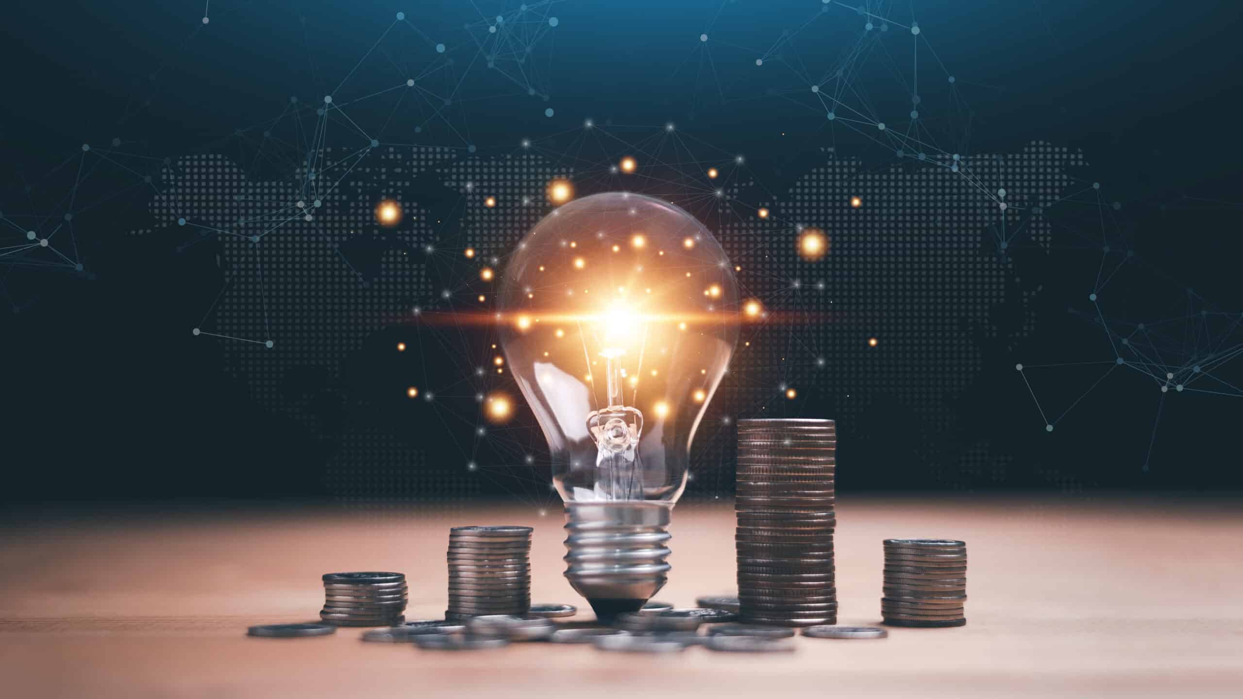 Leuchtende Glühbirne auf Münzen vor digitaler Weltkarte und vernetztem Datenhintergrund