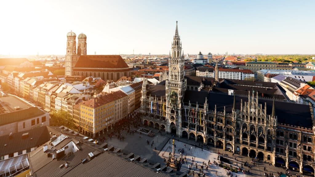 Luftaufnahme der Münchner Altstadt mit Marienplatz, Neues Rathaus und Frauenkirche im warmen Abendlicht
