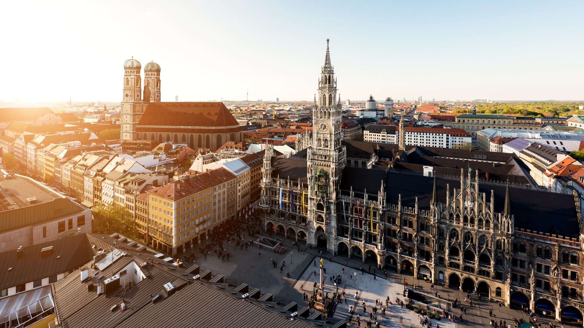 Luftaufnahme der Münchner Altstadt mit Marienplatz, Neues Rathaus und Frauenkirche im warmen Abendlicht